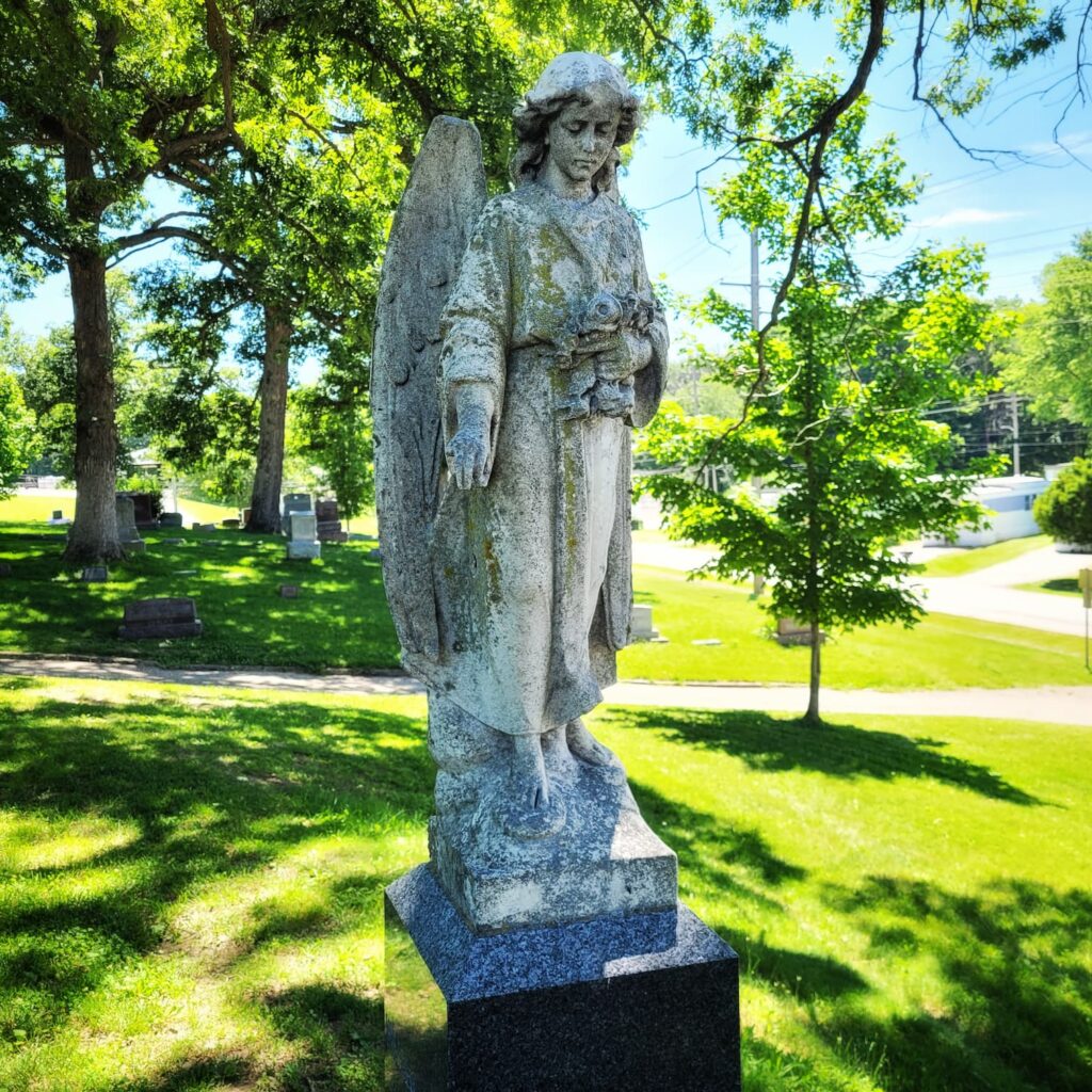 Photo of angel statue in Oakwood Cemetery