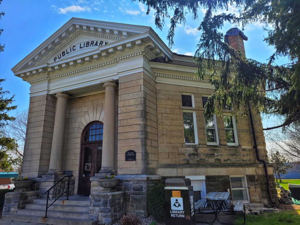 Photo of Atlanta Illinois' octagonal library