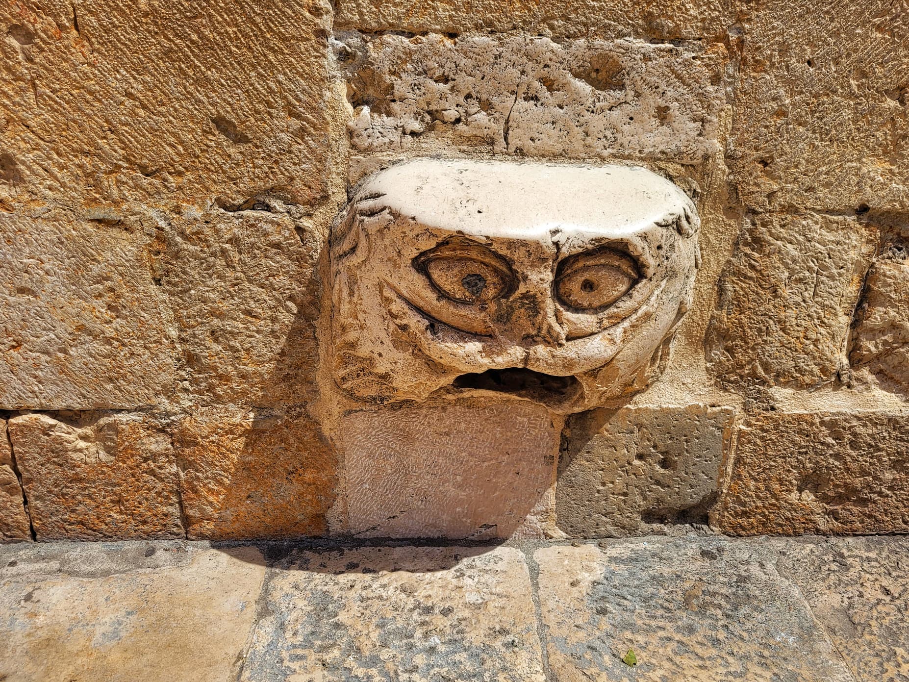 photo of dubrovnik maskeron