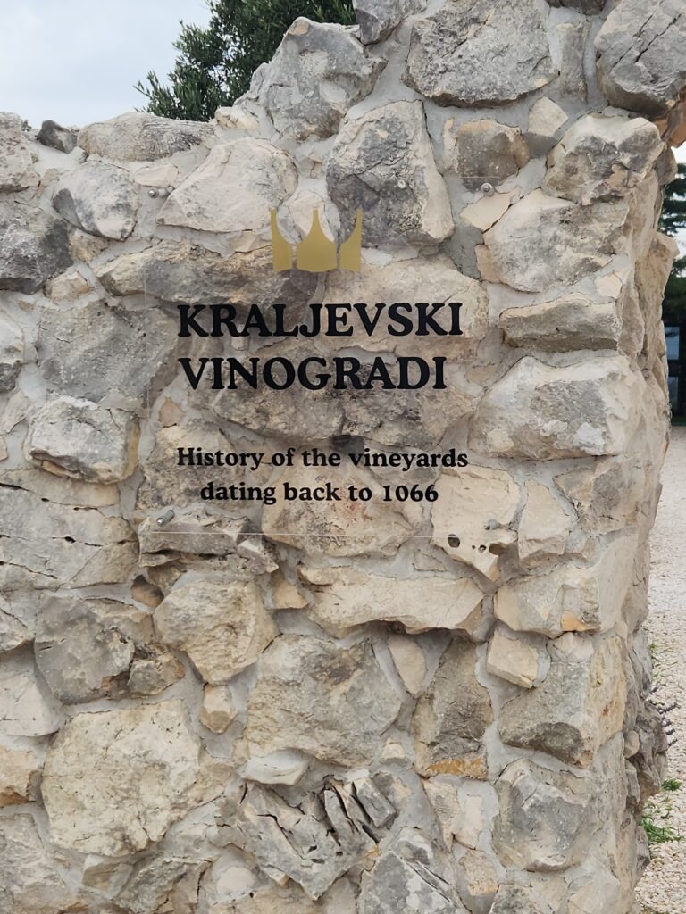 photo of kraljevski vinogradi sign