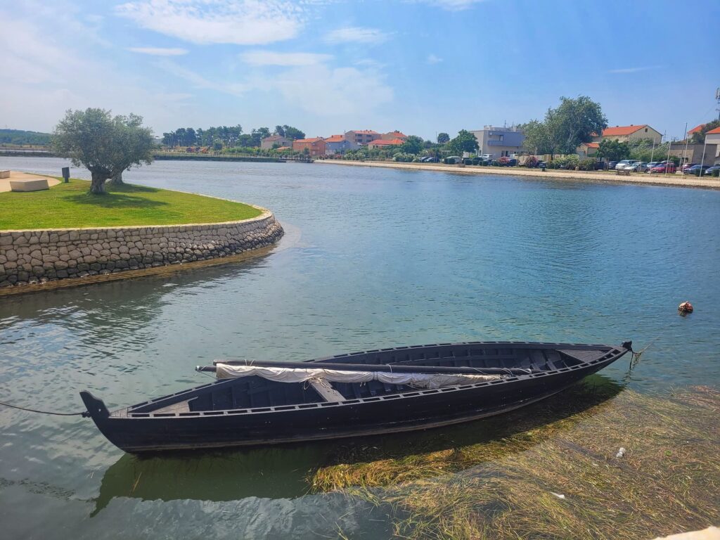 photo of boat in Nin