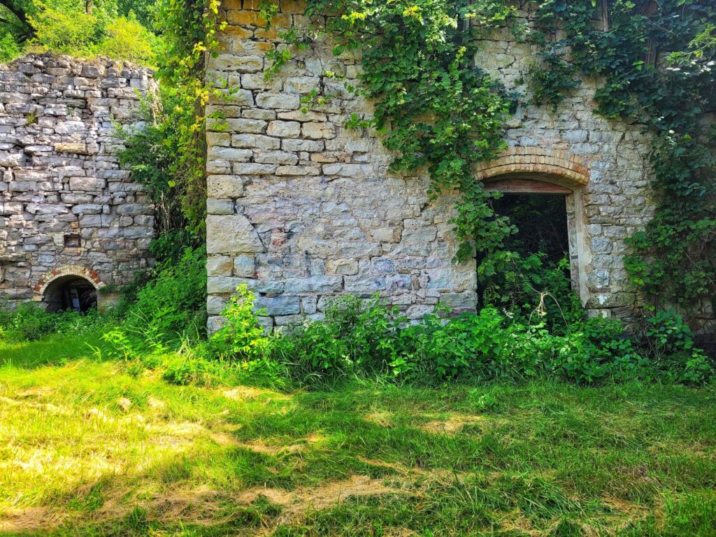 photo of high cliff state park limestone kiln ruins