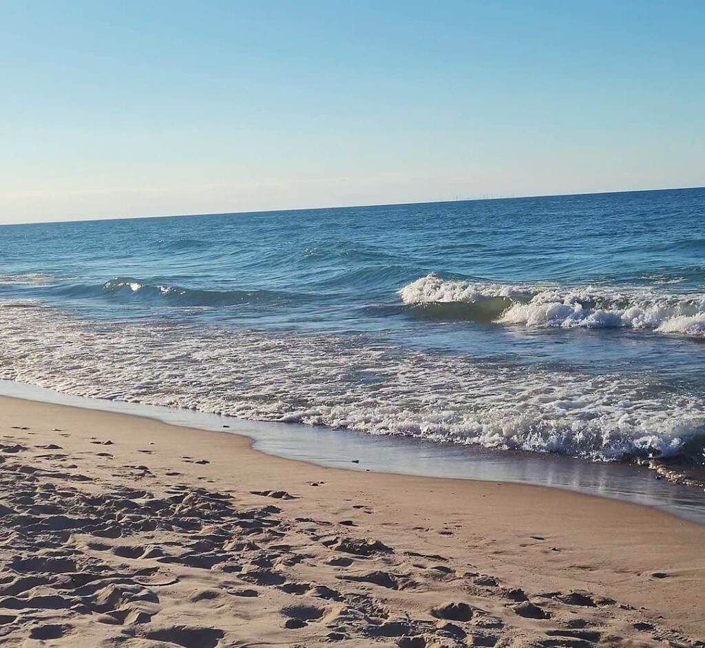 photo of lake michigan waves