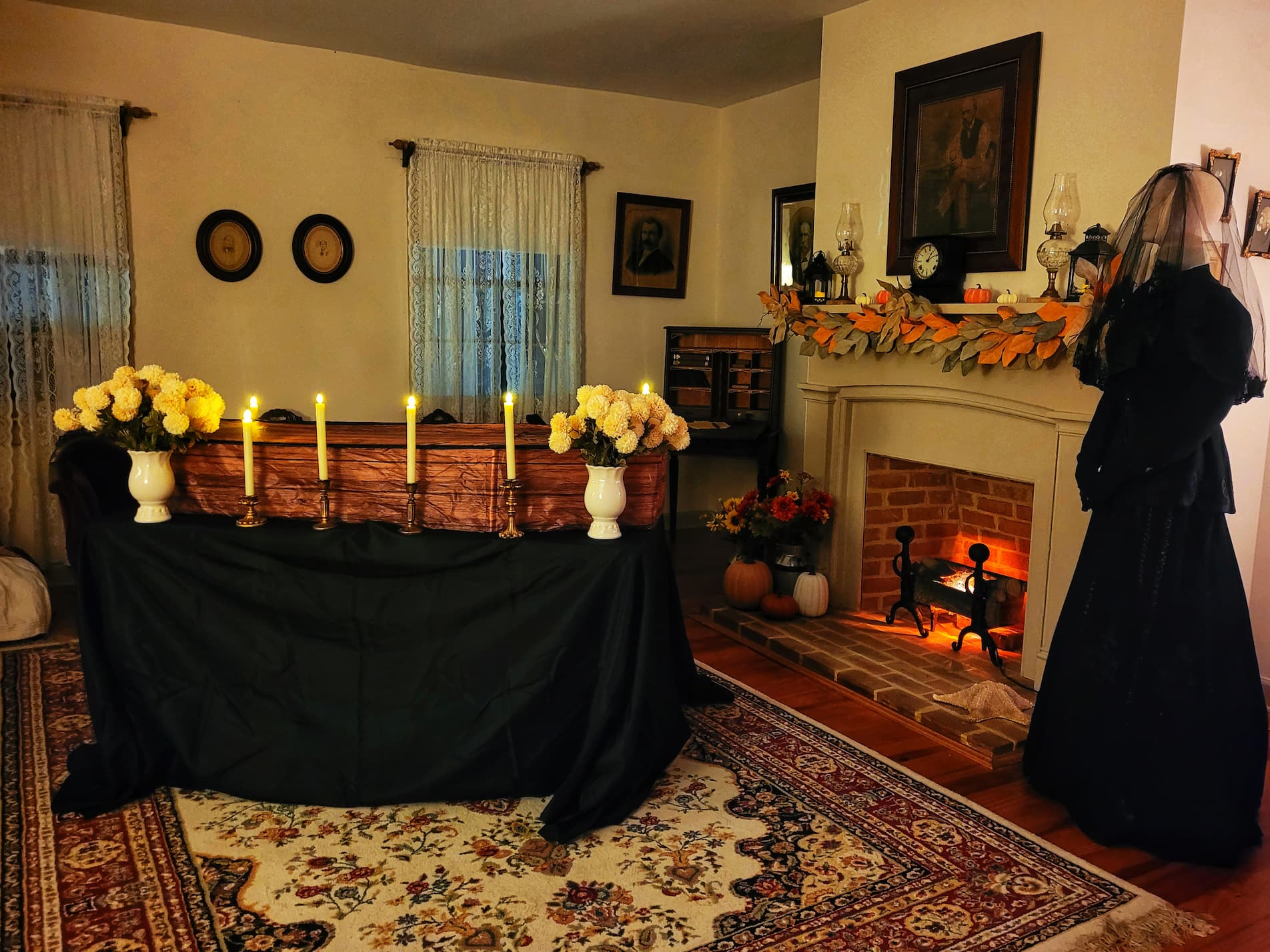 photo of dr mudd house living room