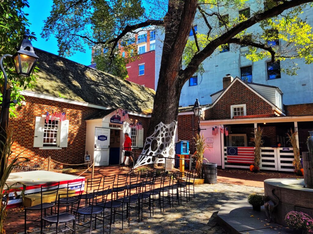 photo of betsy ross house courtyard