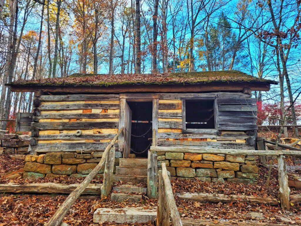 photo of museum of appalachia daniel boone cabin