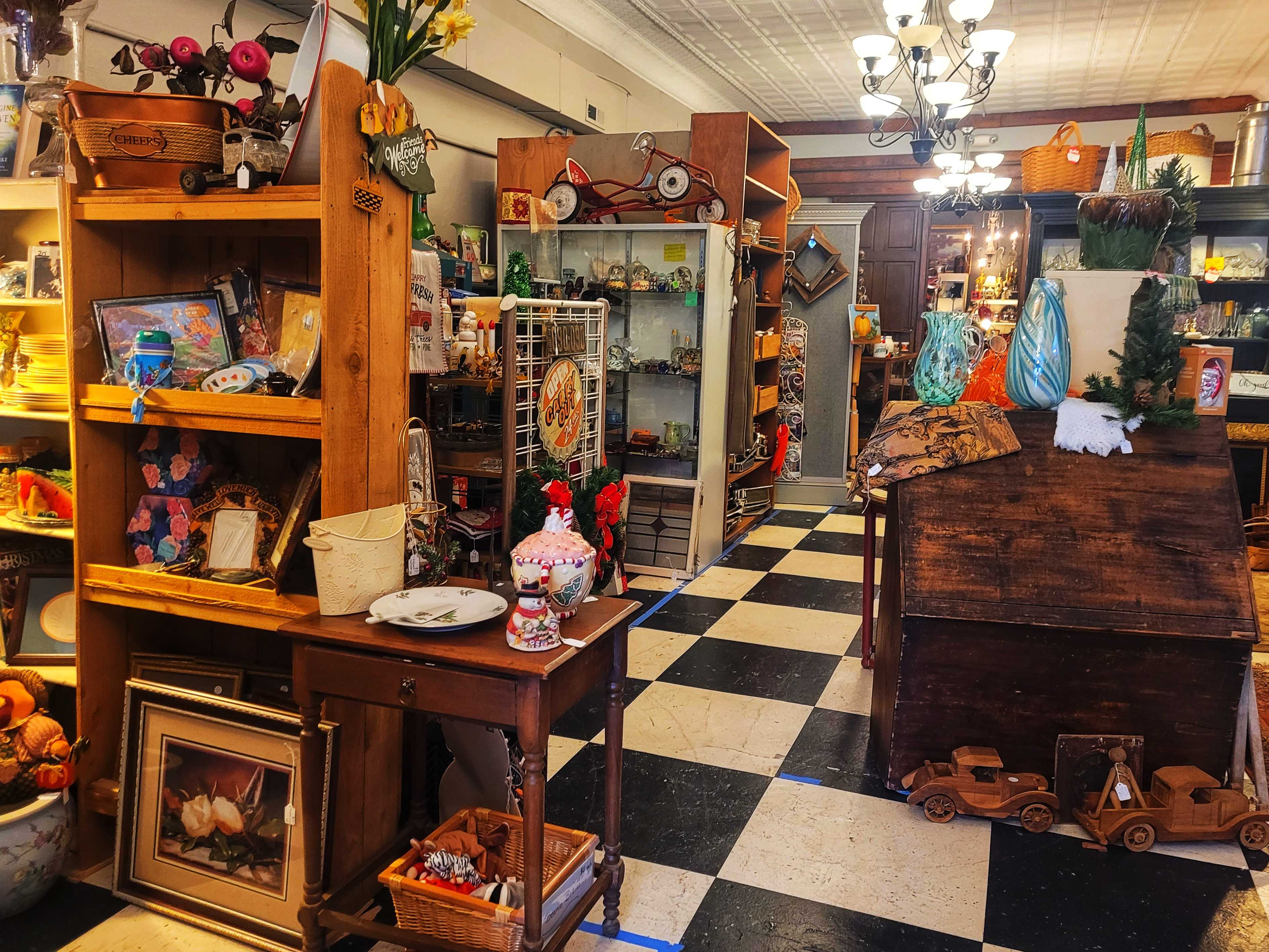 photo of antique store in clinton, tn