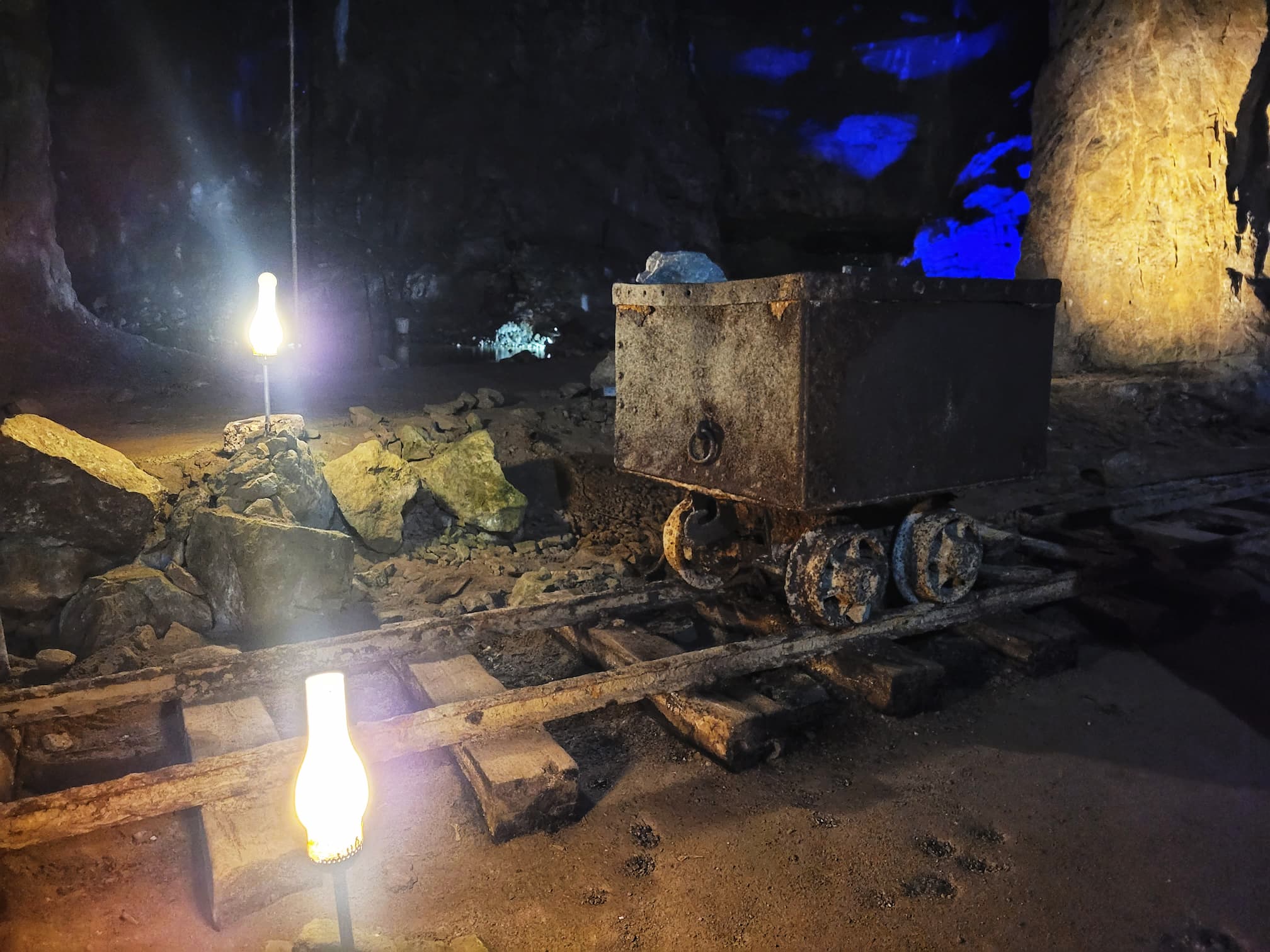 photo of abandoned ore cart in bonne terre mine