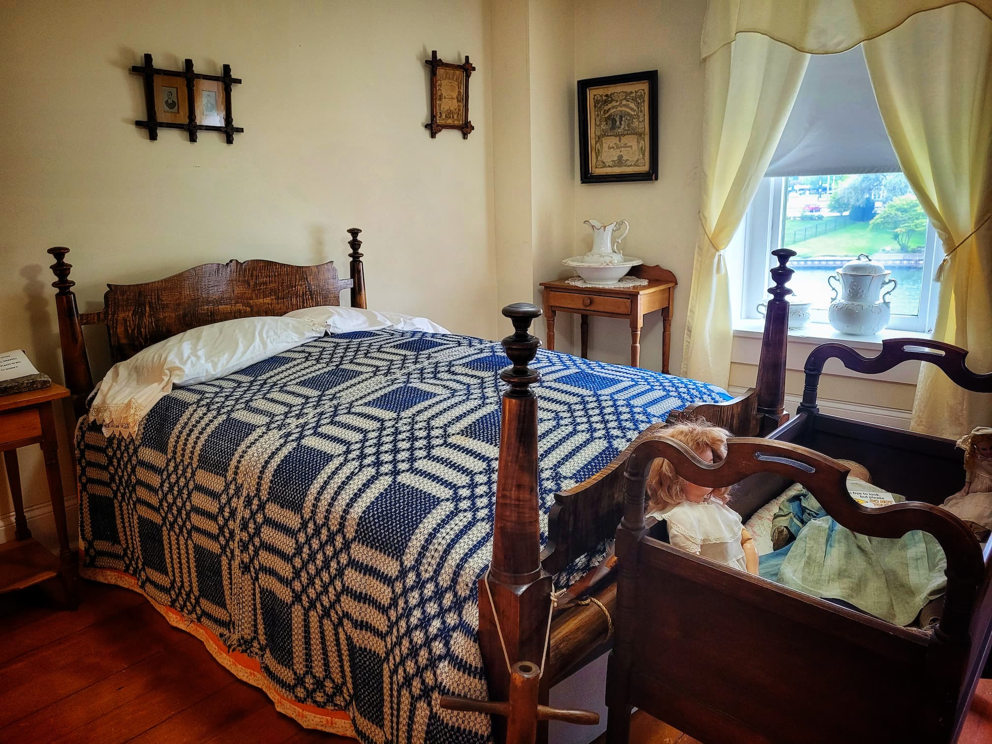 photo of old lighthouse museum keeper's bedroom