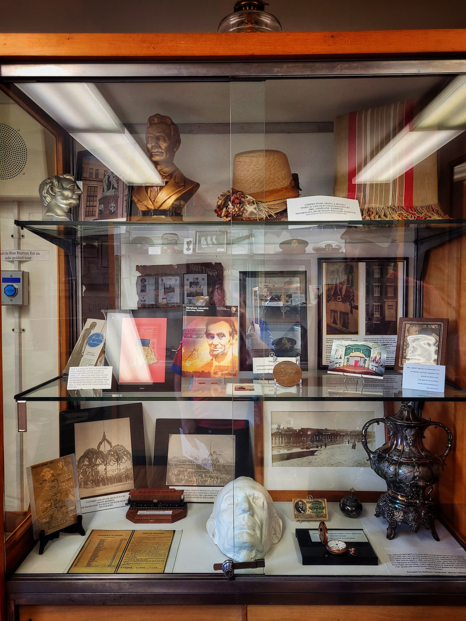 photo of display on lincoln at old lighthouse museum