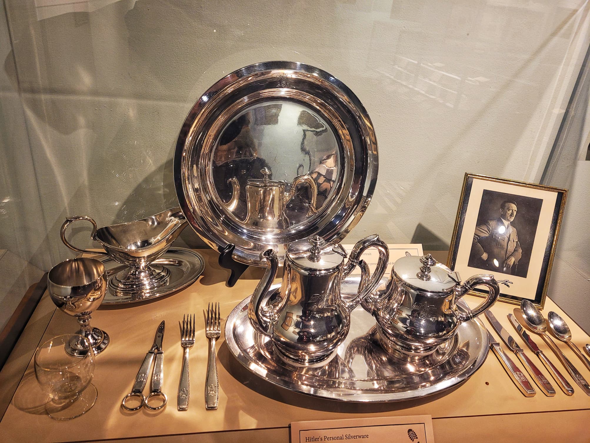 photo of bremen museum's hitler tea service