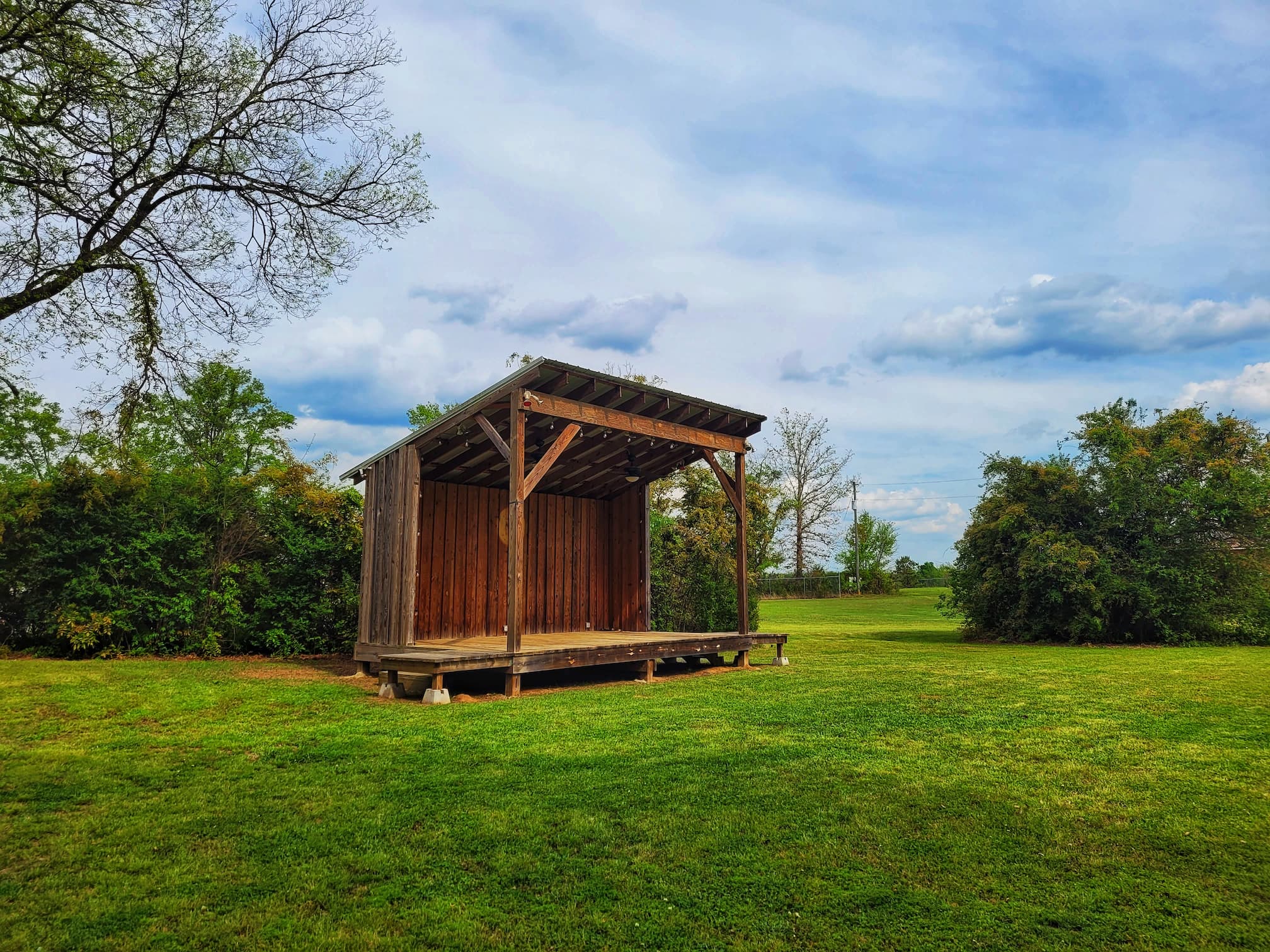 photo of talladega pit stop rv park stage