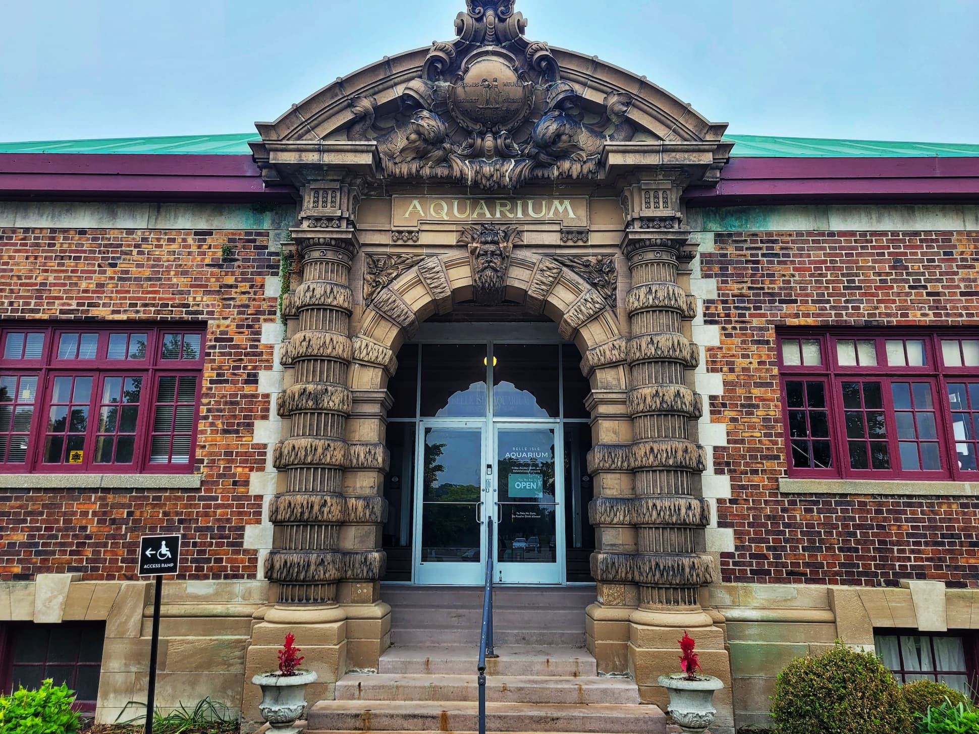 photo of belle isle aquarium outside
