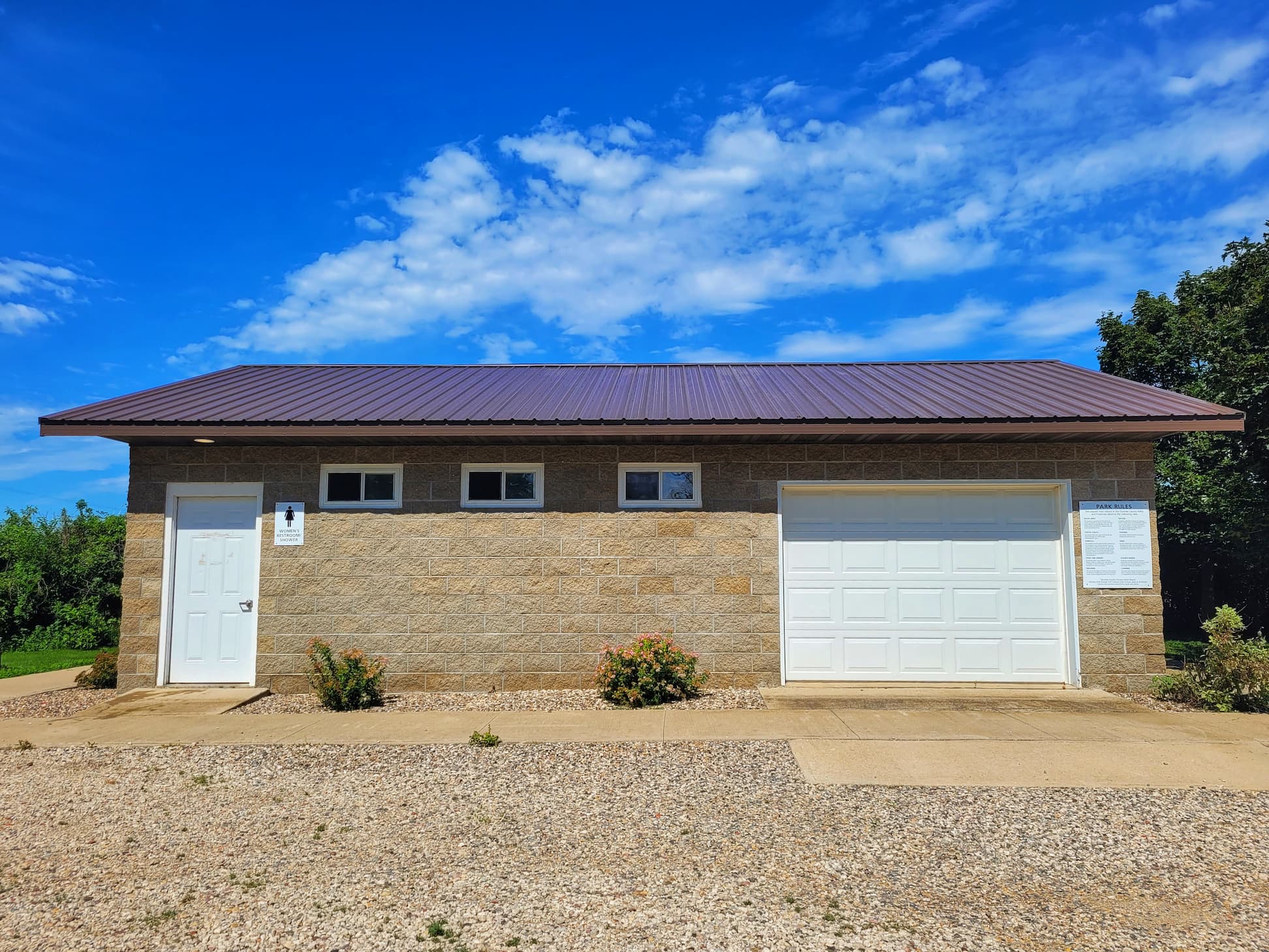 photo of hawkeye point campground bathhouse