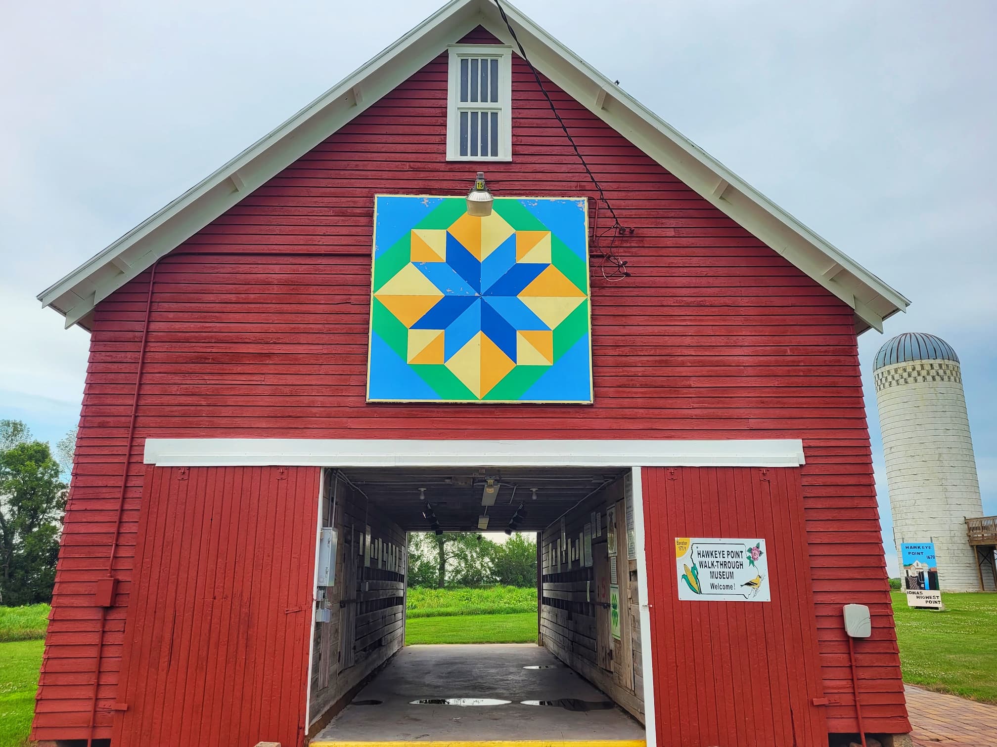 photo of hawkeye point walk through museum
