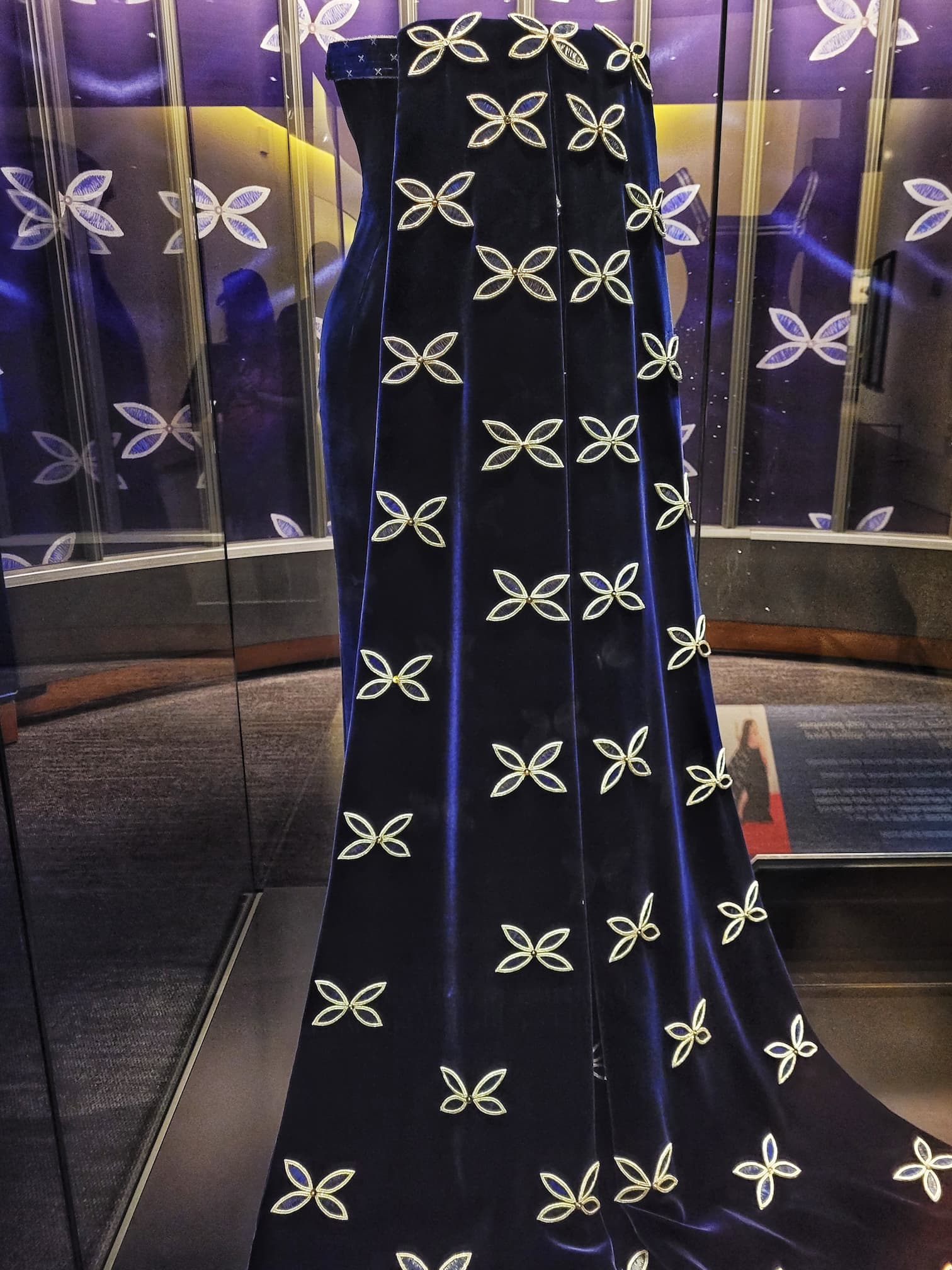 photo of lily gladstone oscar dress