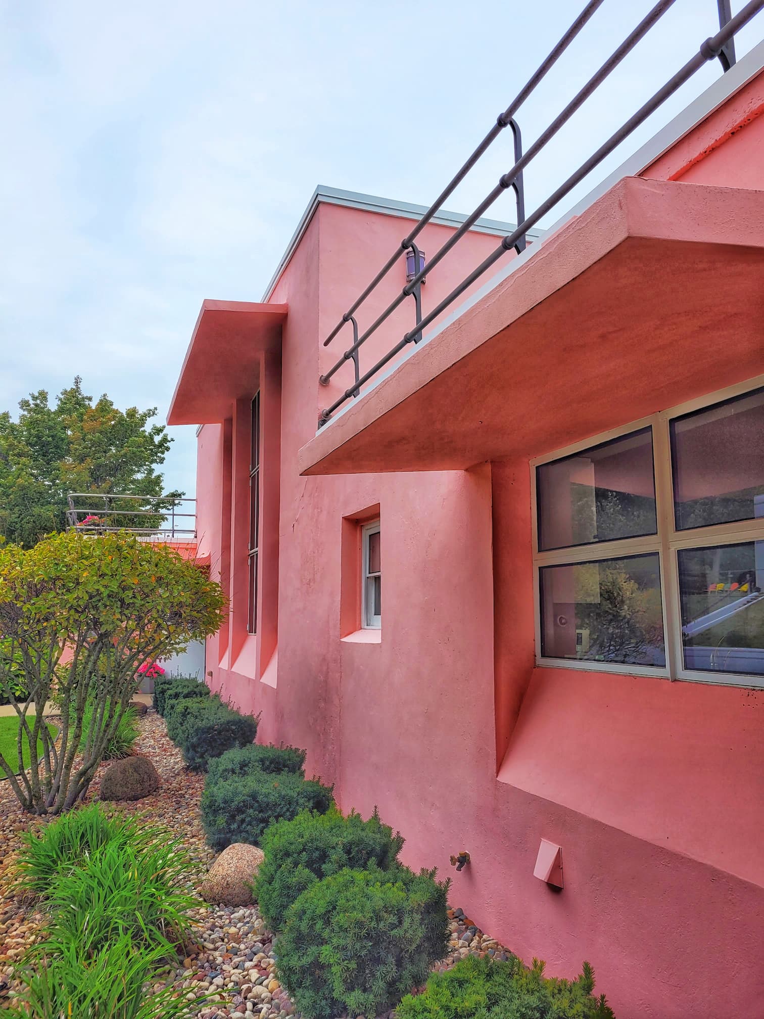 photo of florida tropical house up close