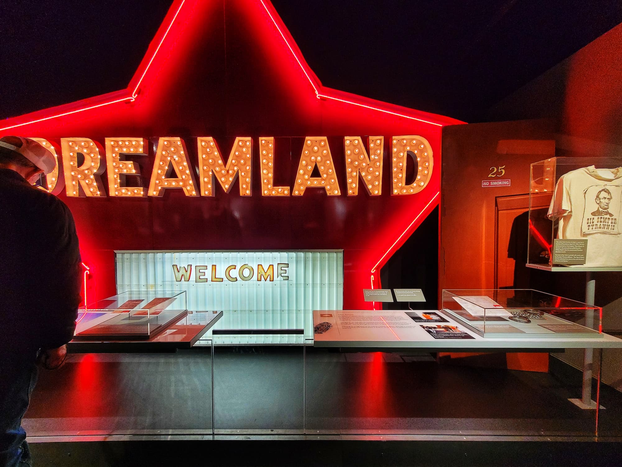 photo of dreamland motel sign