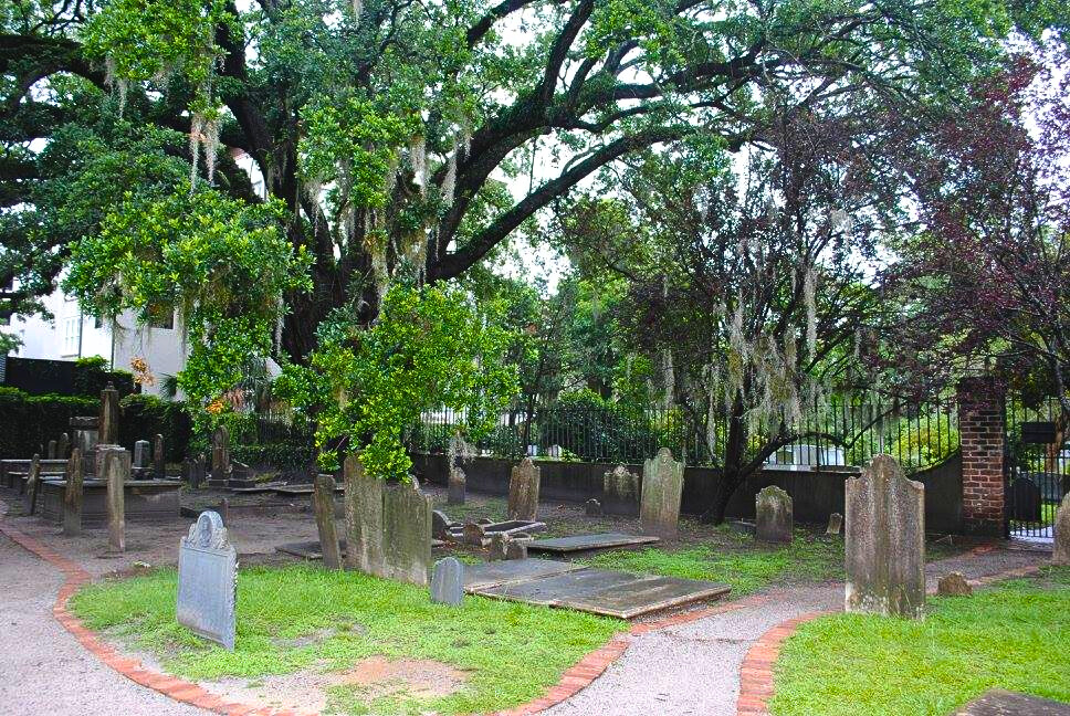 photo of circular church cemetery in charleston, sc