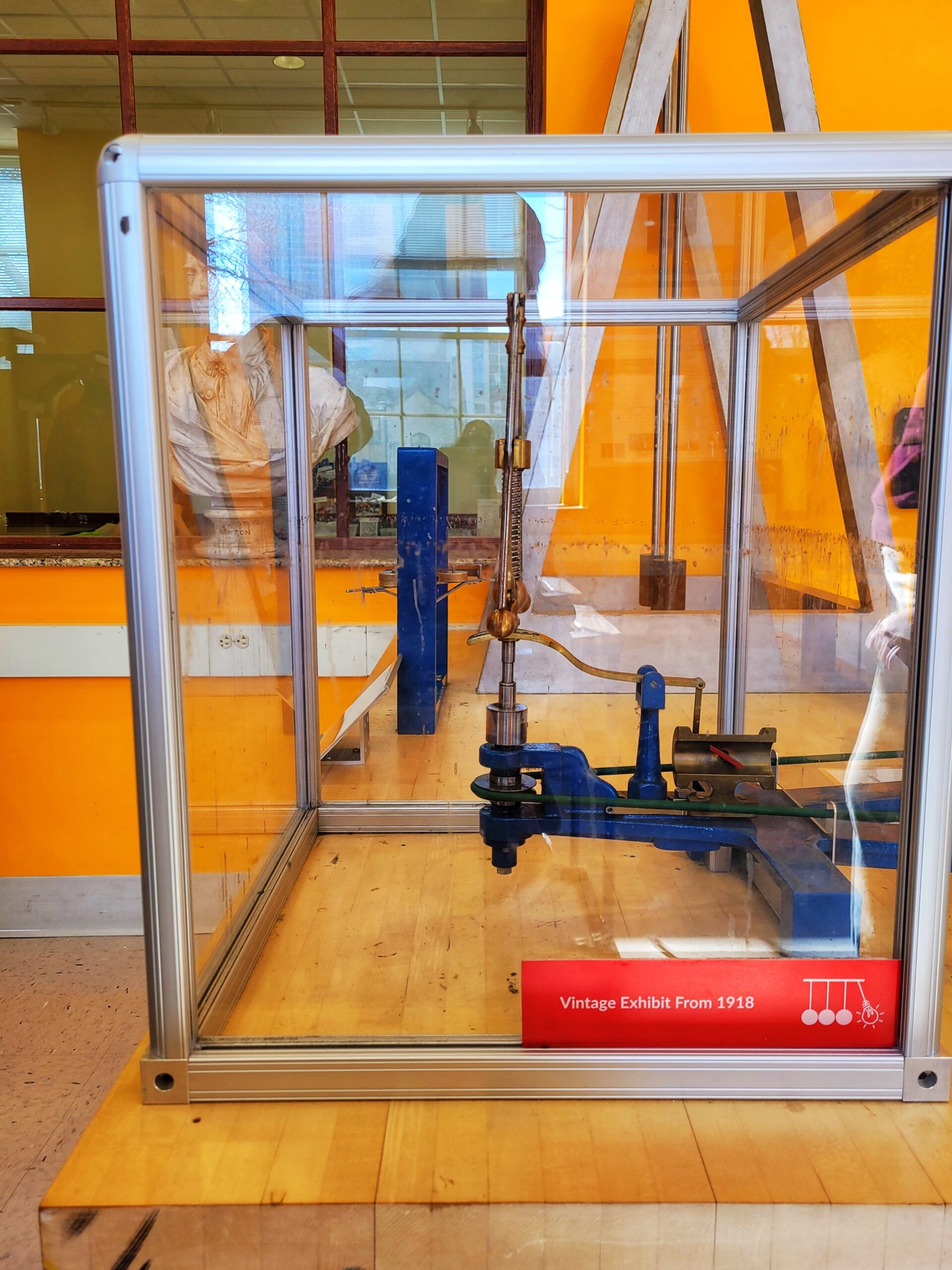 photo of exhibit at ingersoll physics museum