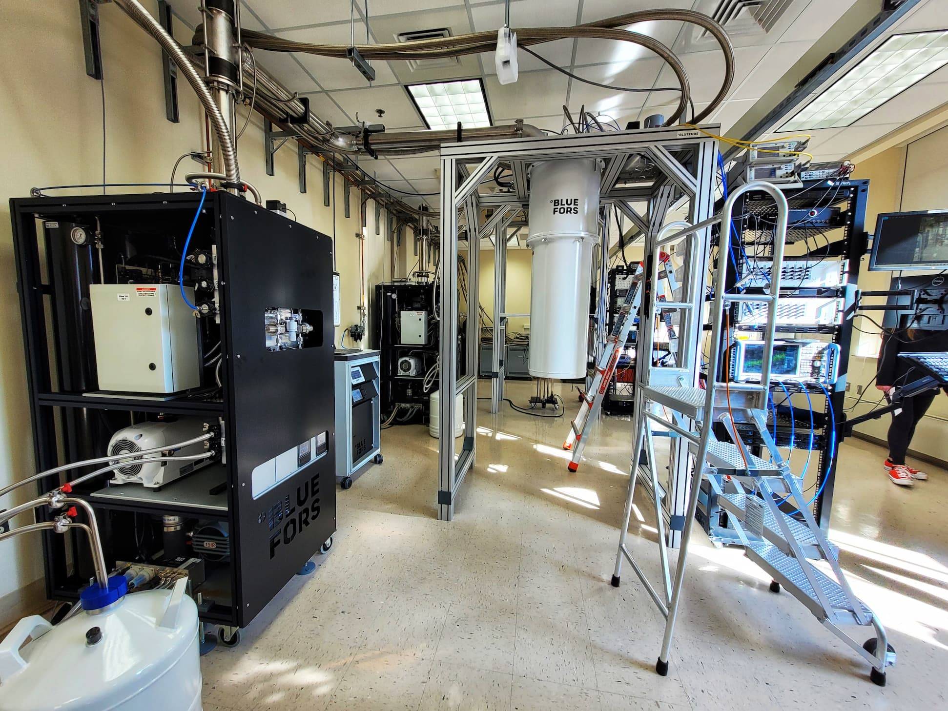 photo of uw-madion quantum computing lab