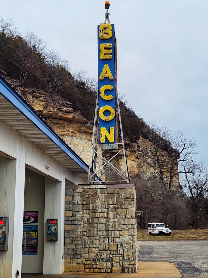 photo of beacon motor court neon sign