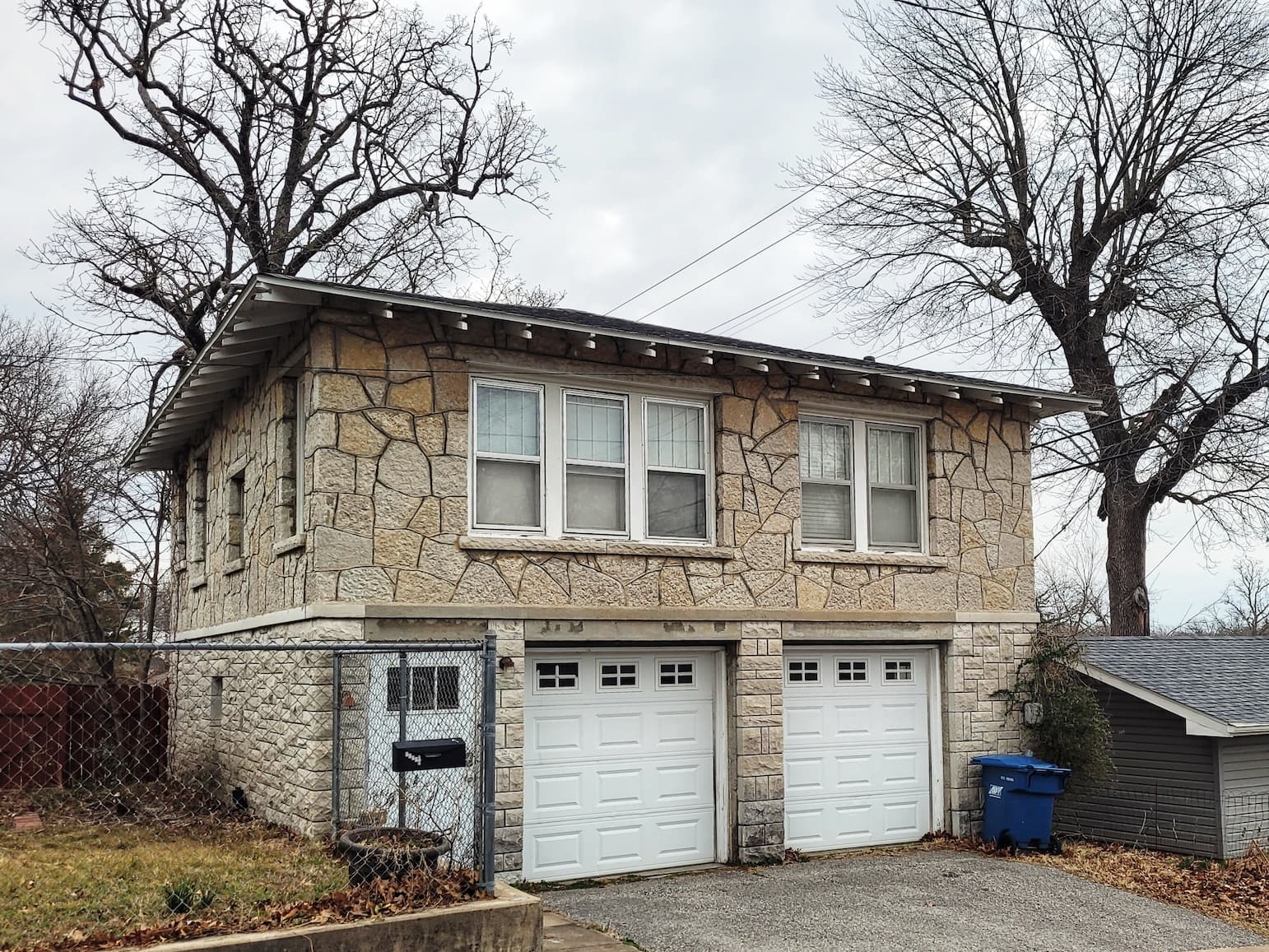 photo of bonnie and clyde apartment in joplin