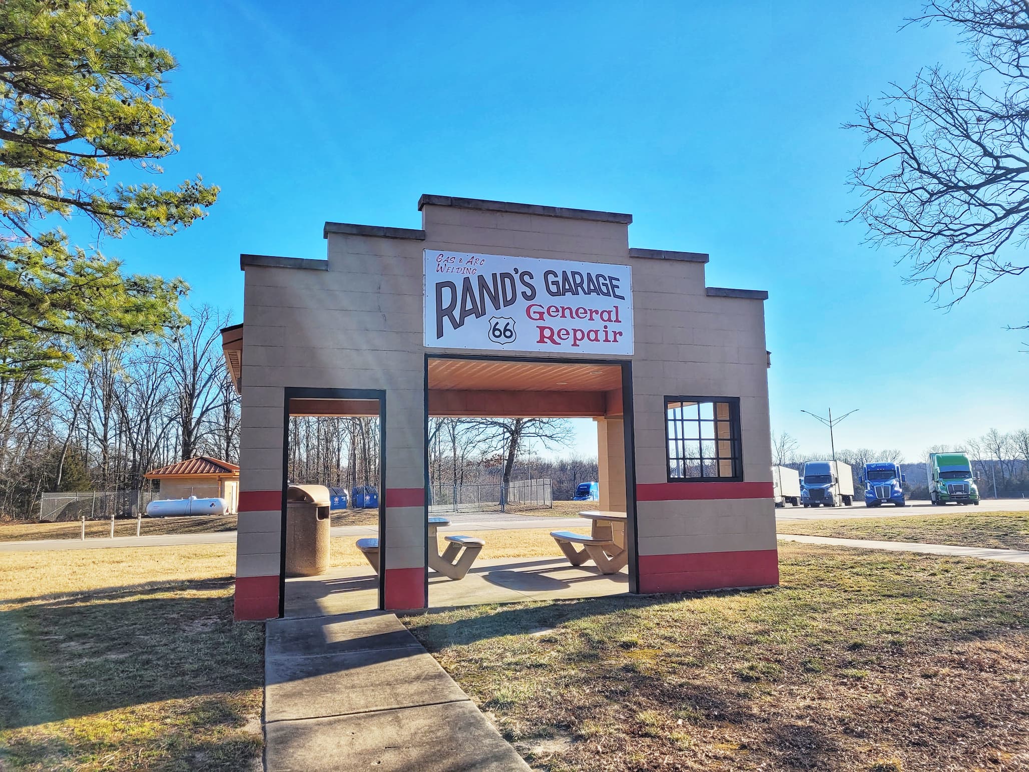 photo of mini route 66 garage at conway rest area