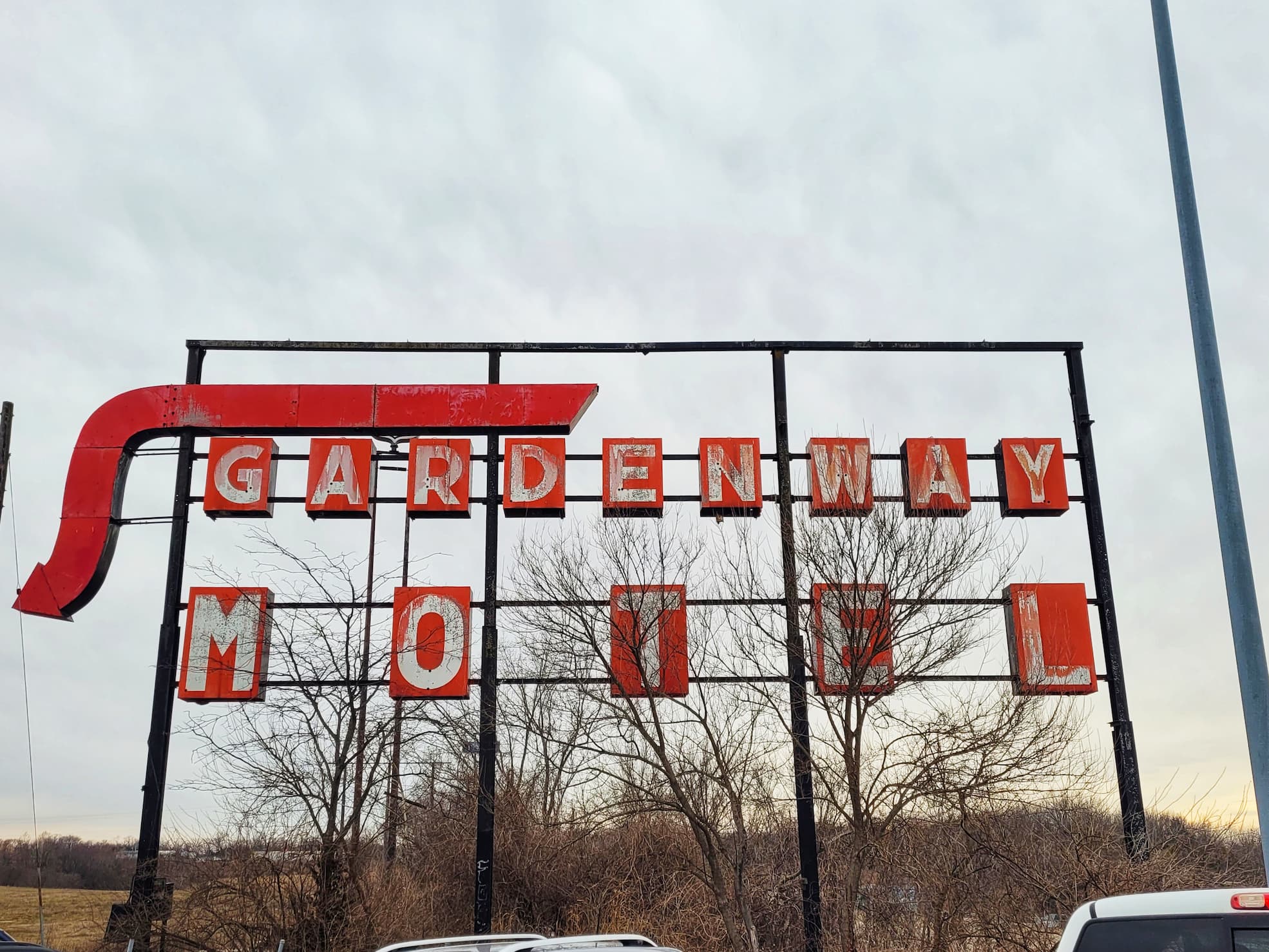 photo of gardenway motel sign