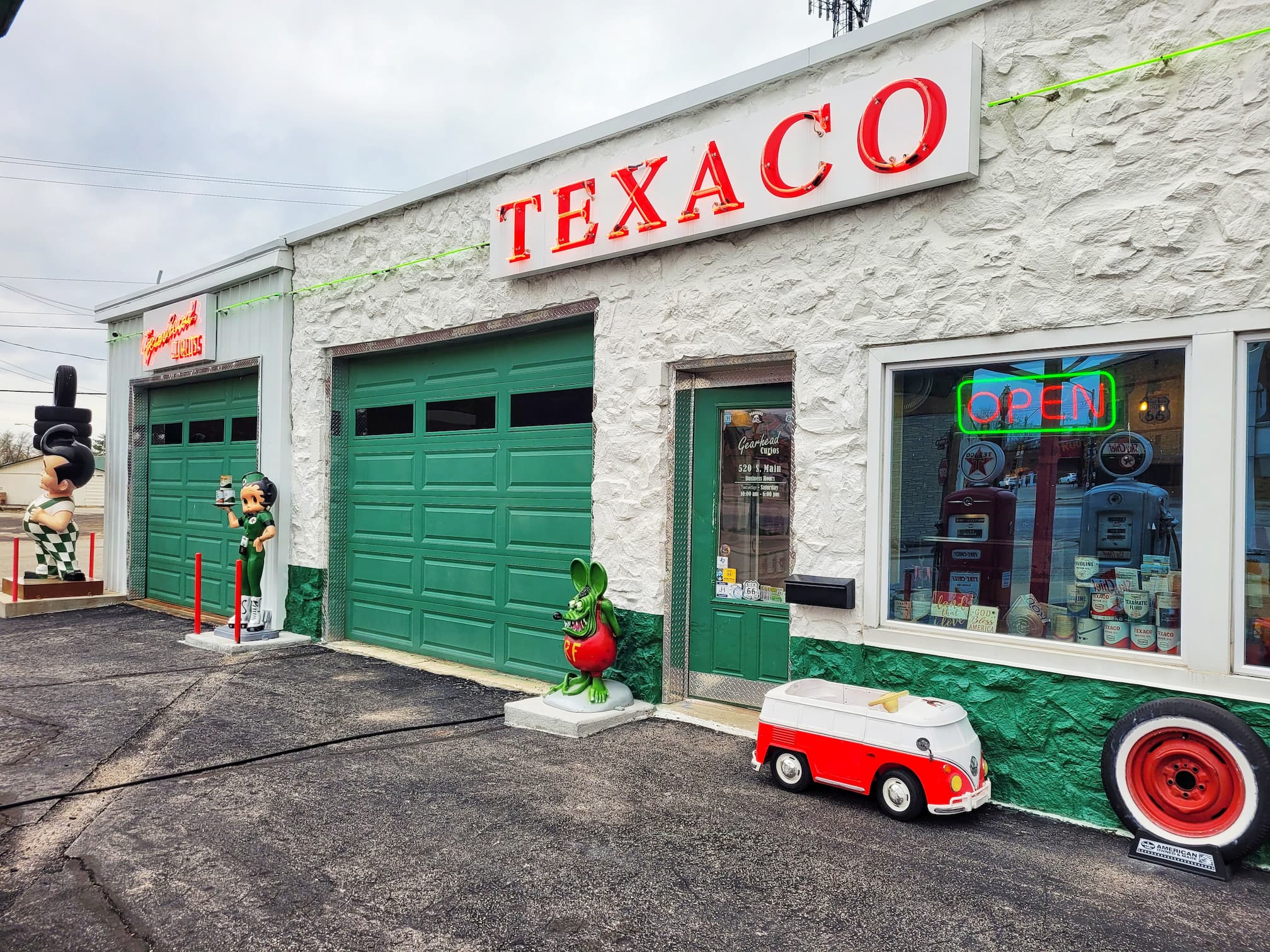 photo of gearhead curios outside