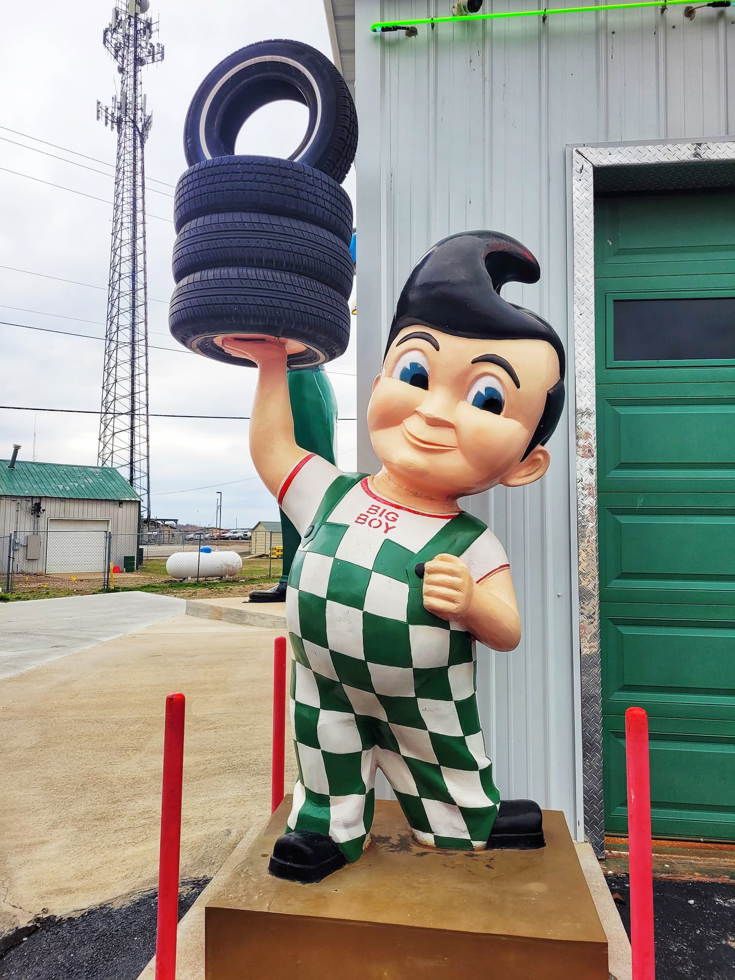 photo of gearhead curios big boy statue