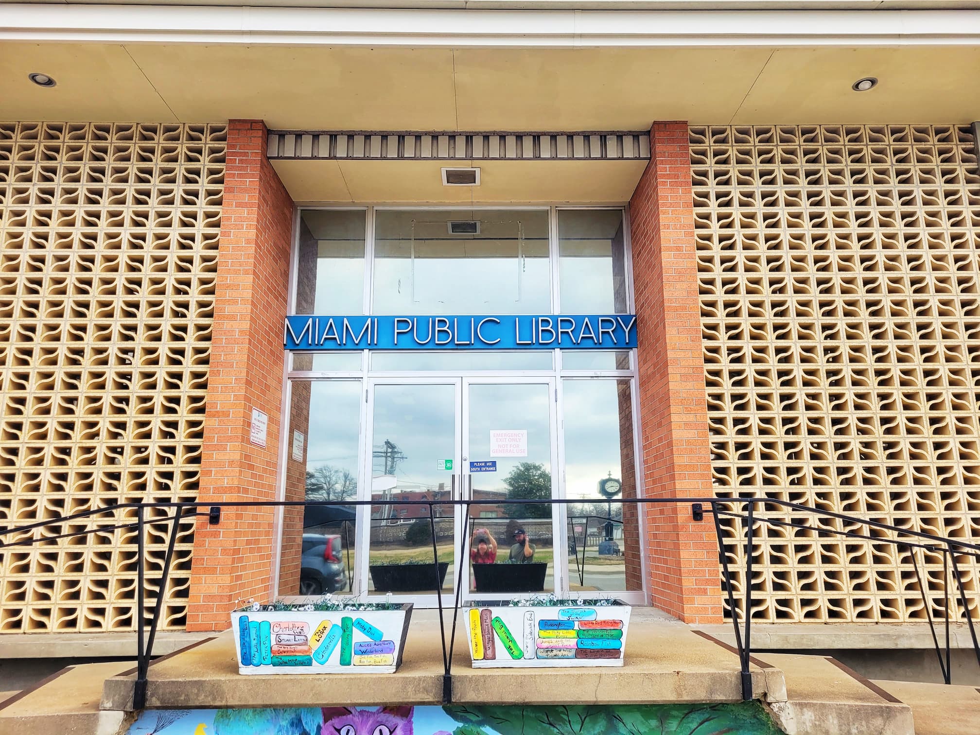 photo of miami, ok library entrance