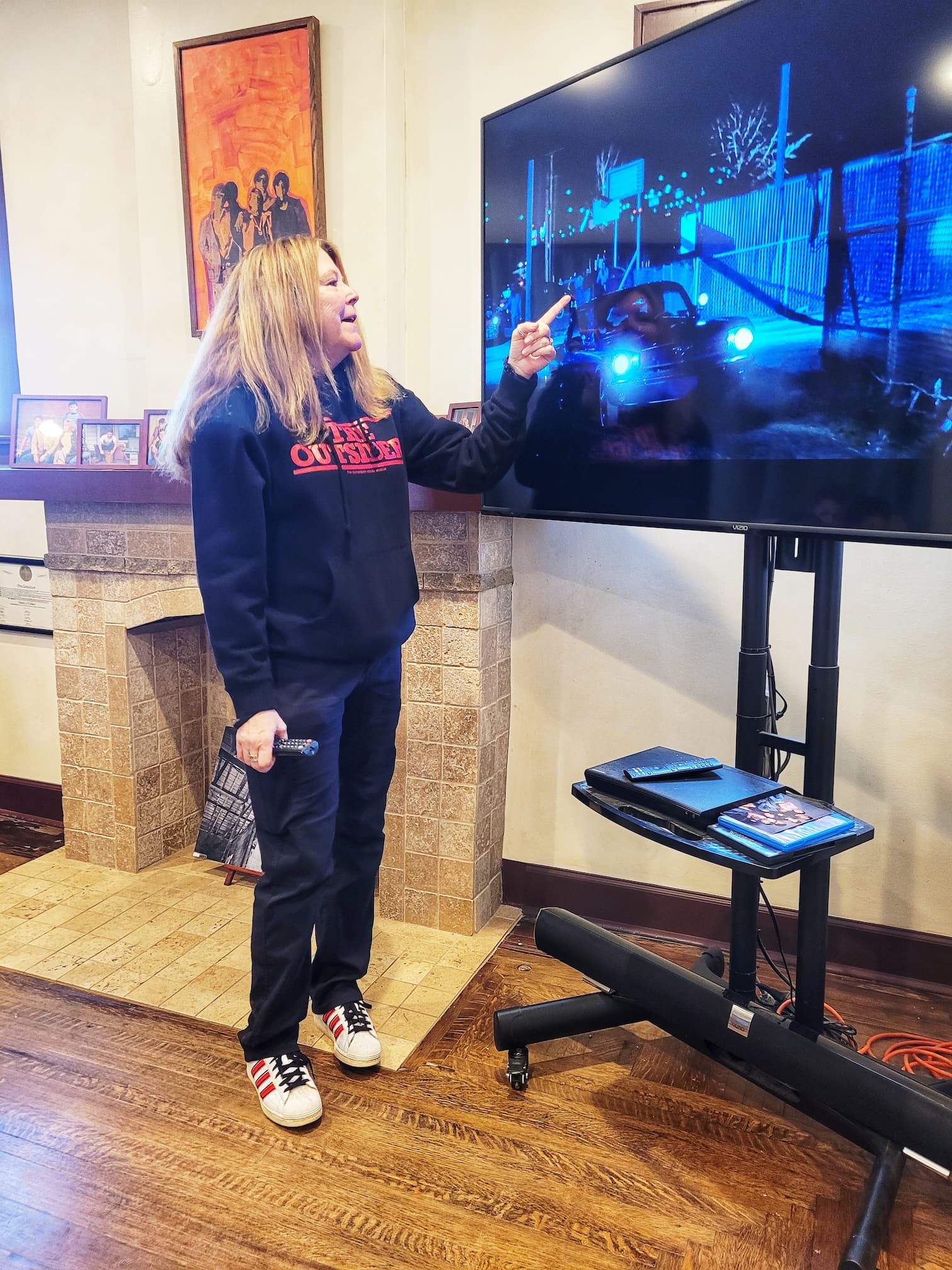 photo of amy, a background extra, showing herself in the outsiders