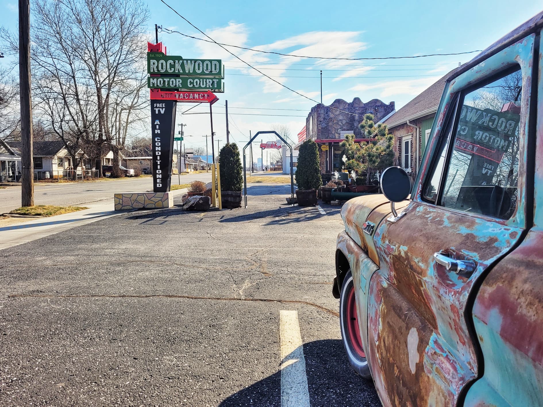 photo of rockwood motor court sign