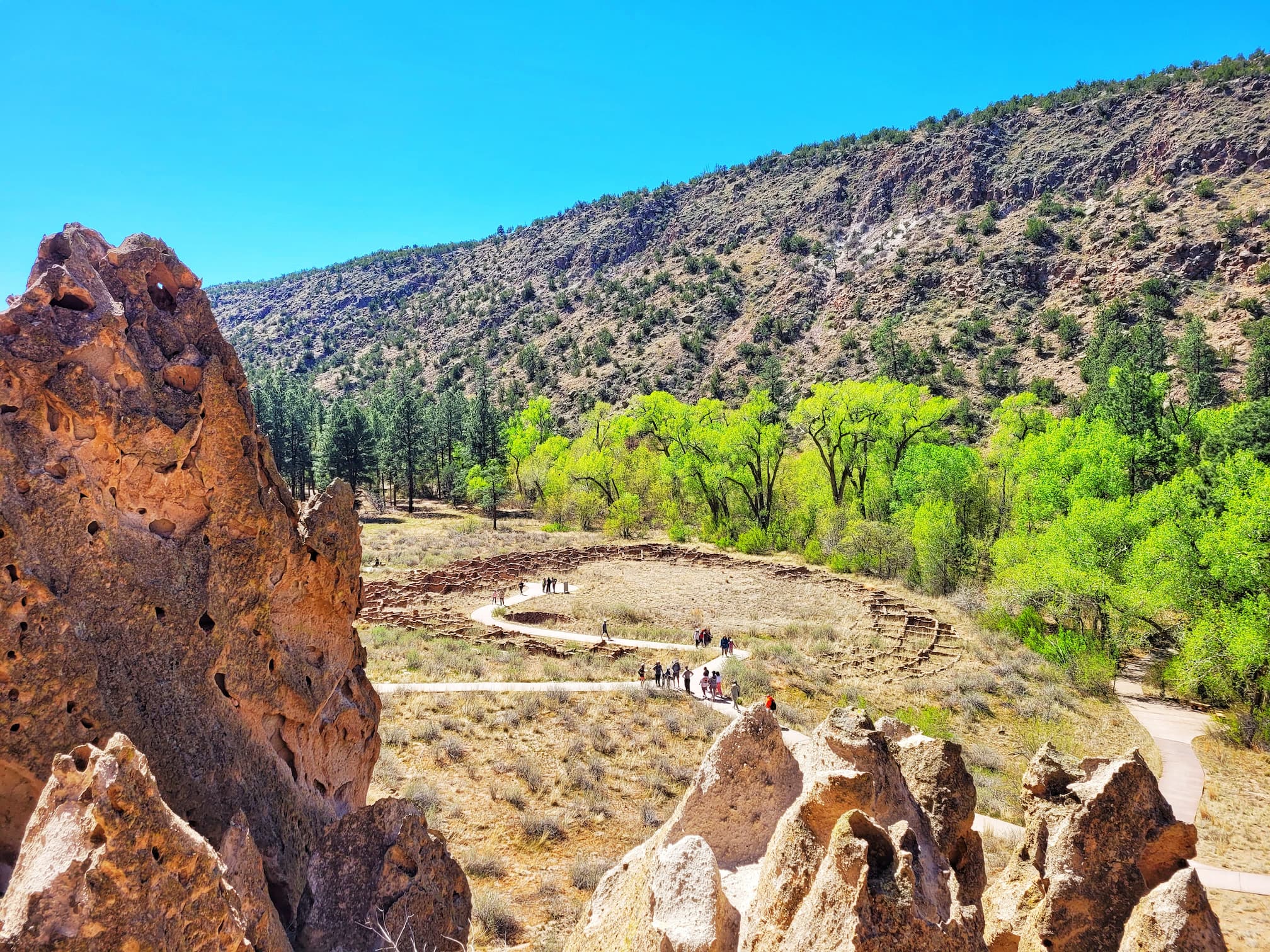 photo of tyuonyi overlook trail at bandelier national monument