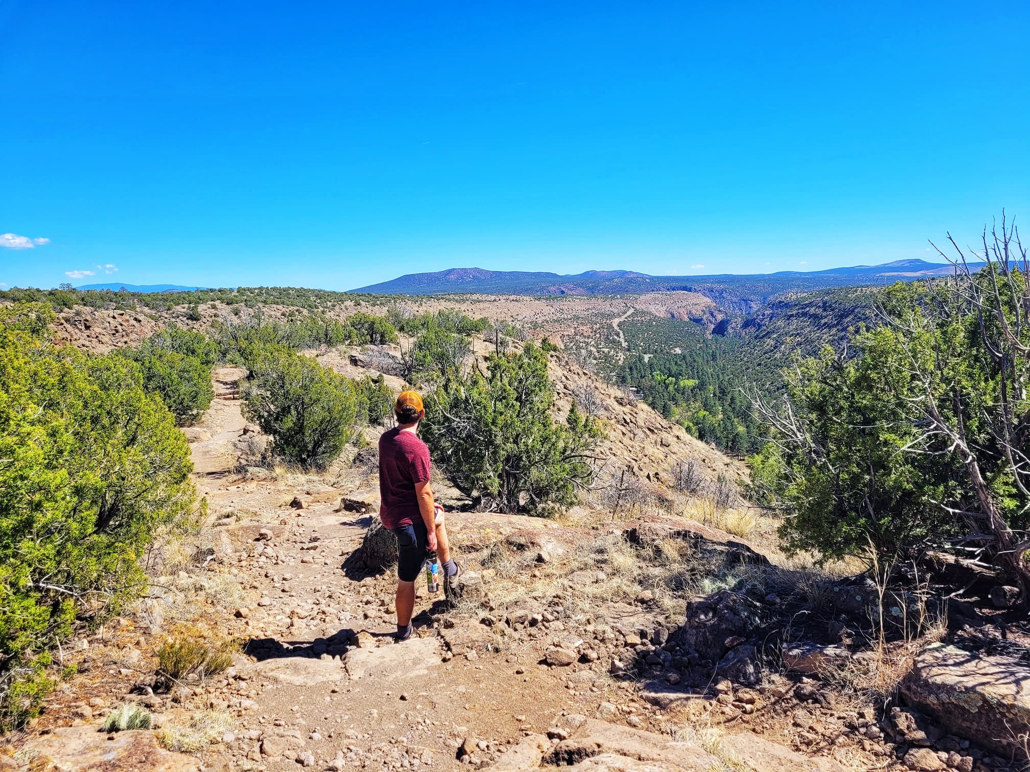 photo of tyuonyi overlook trail at bandelier national monument