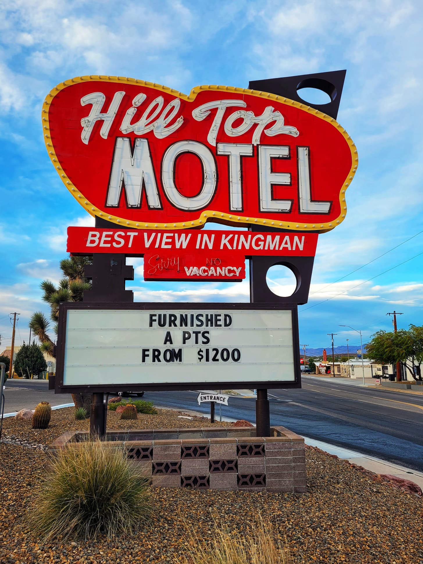 photo of hill top motel sign