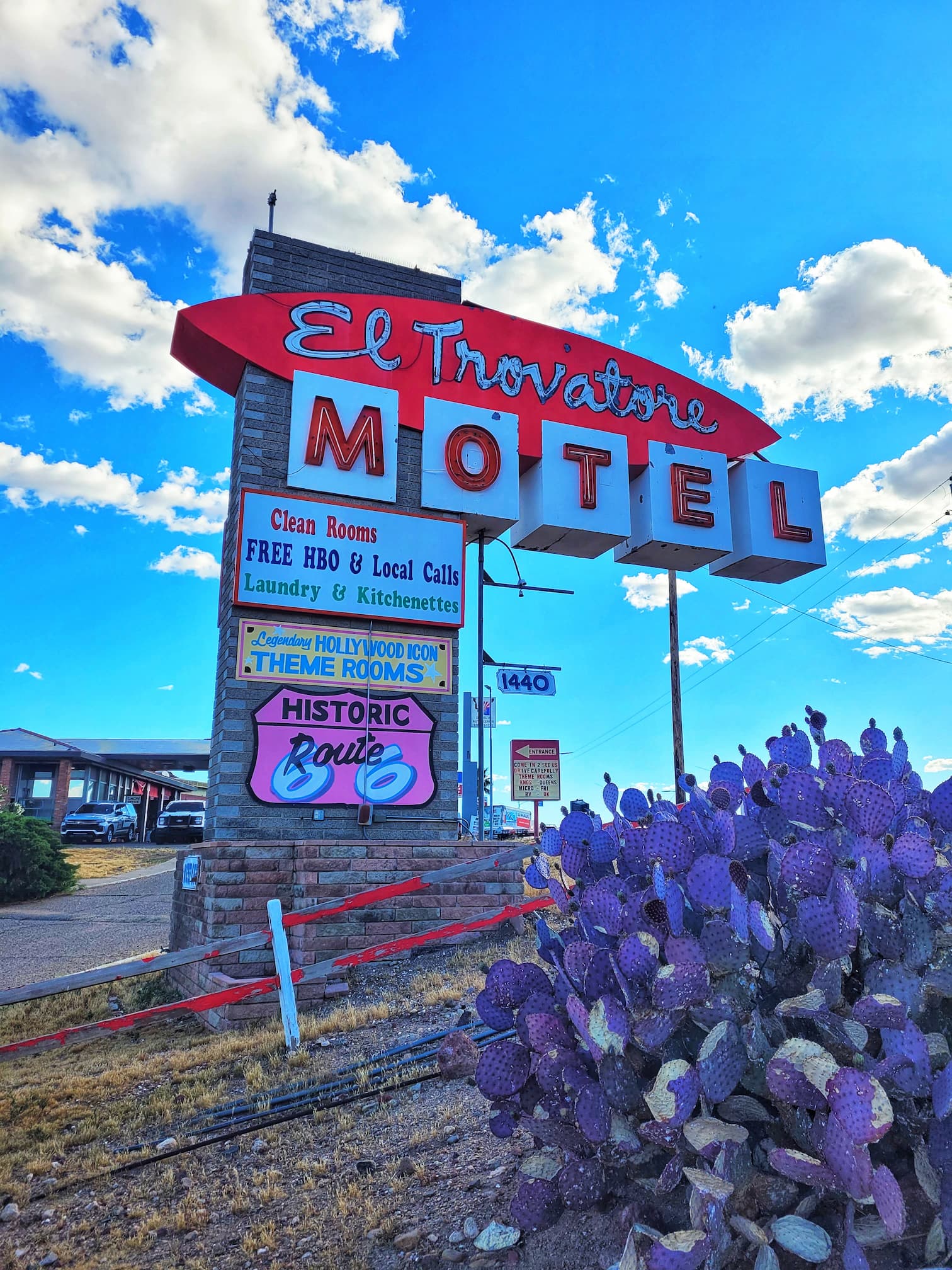 photo of el travatore motel sign