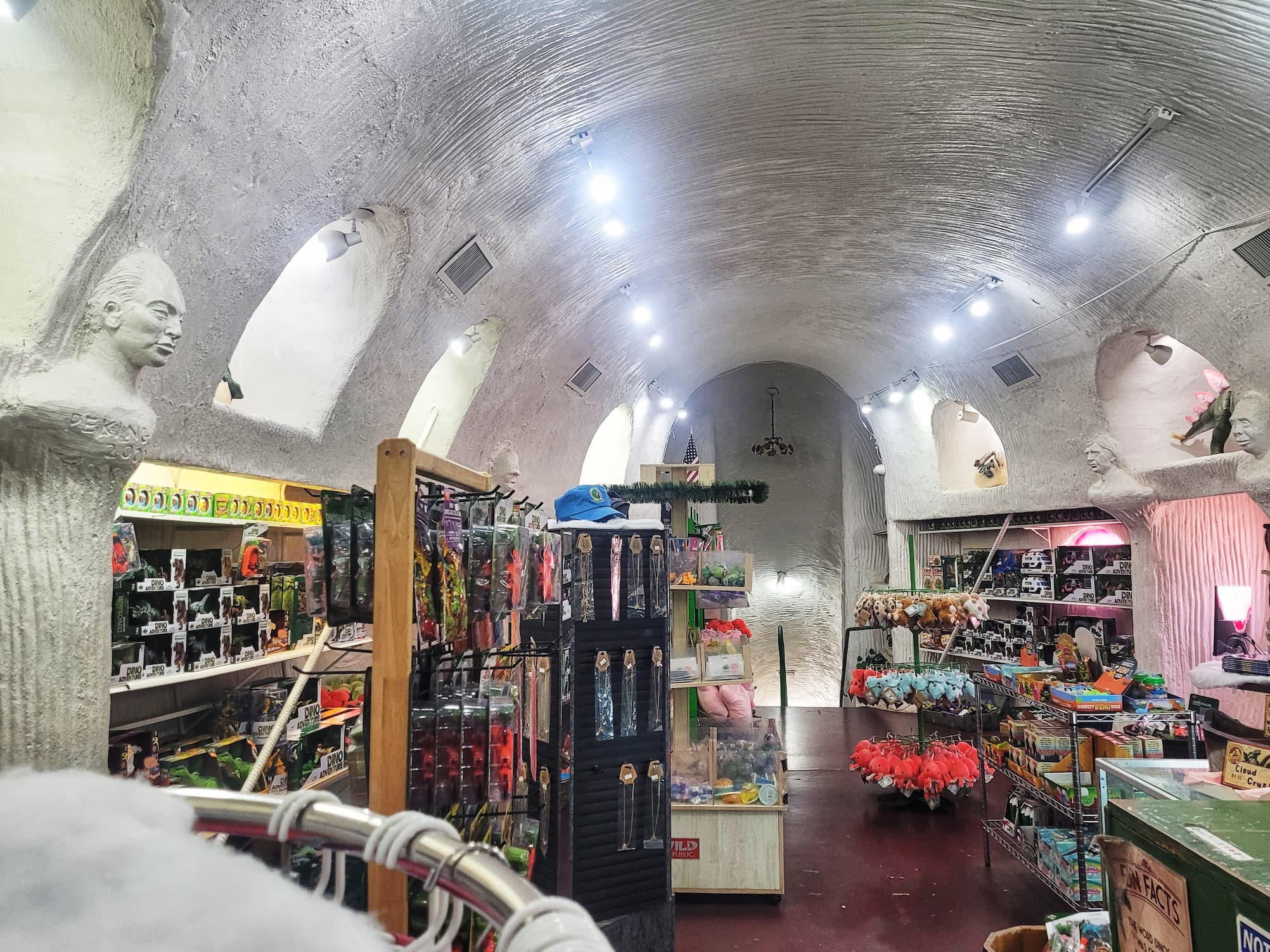 photo of cabazon dinosaurs gift shop