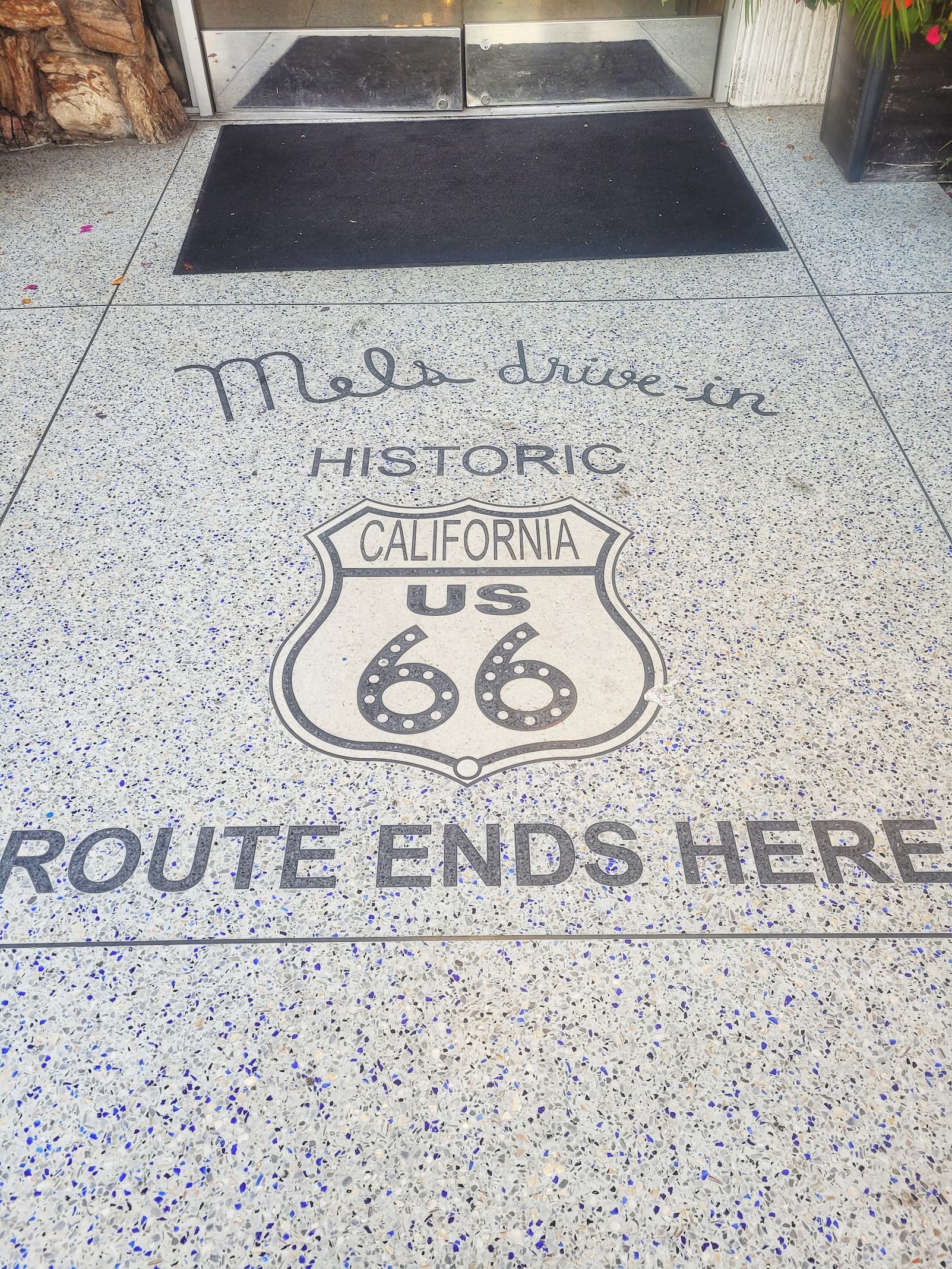 photo of route 66 end at mel's diner