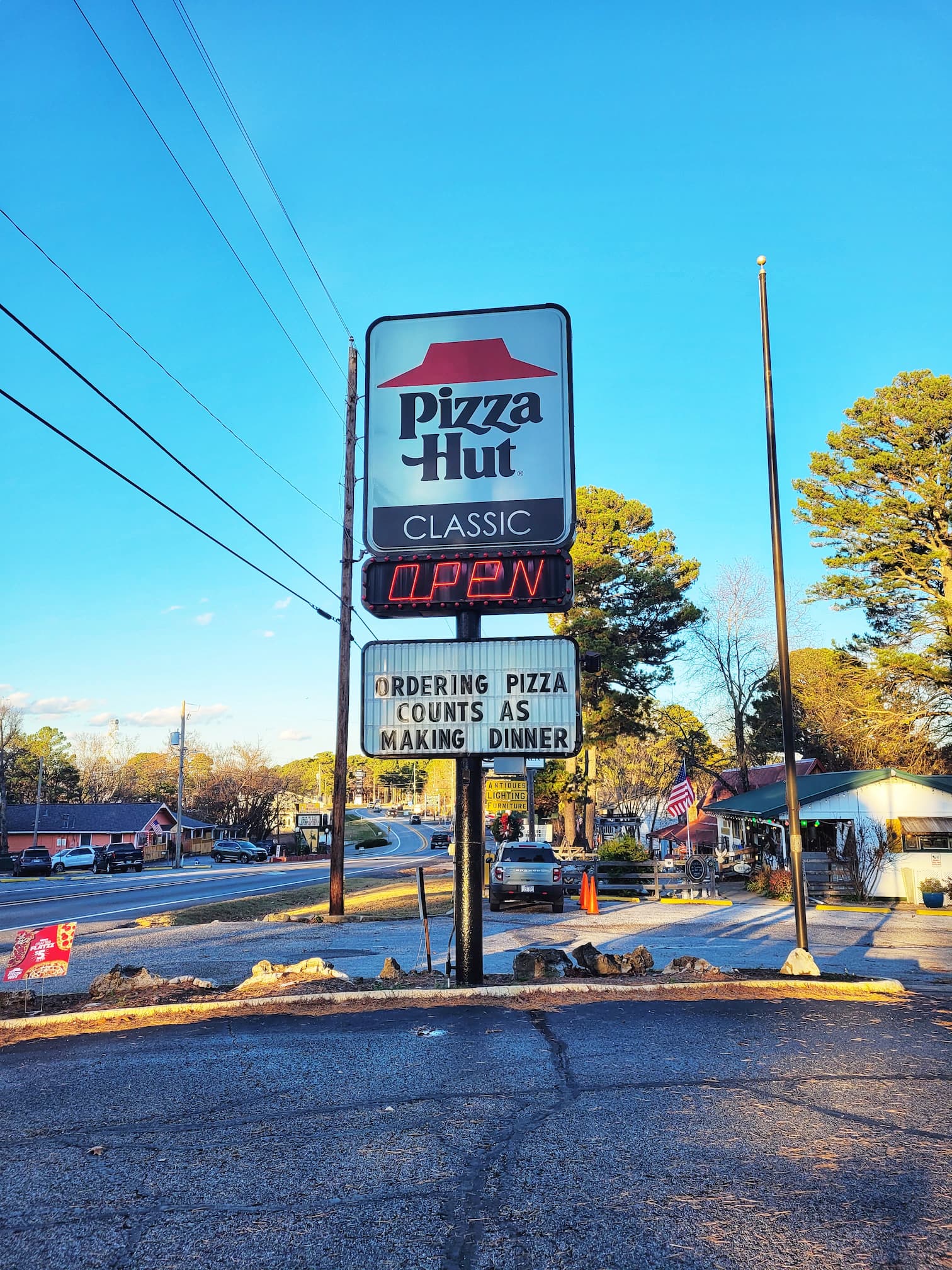 photo of pizza hut classic sign in eureka springs