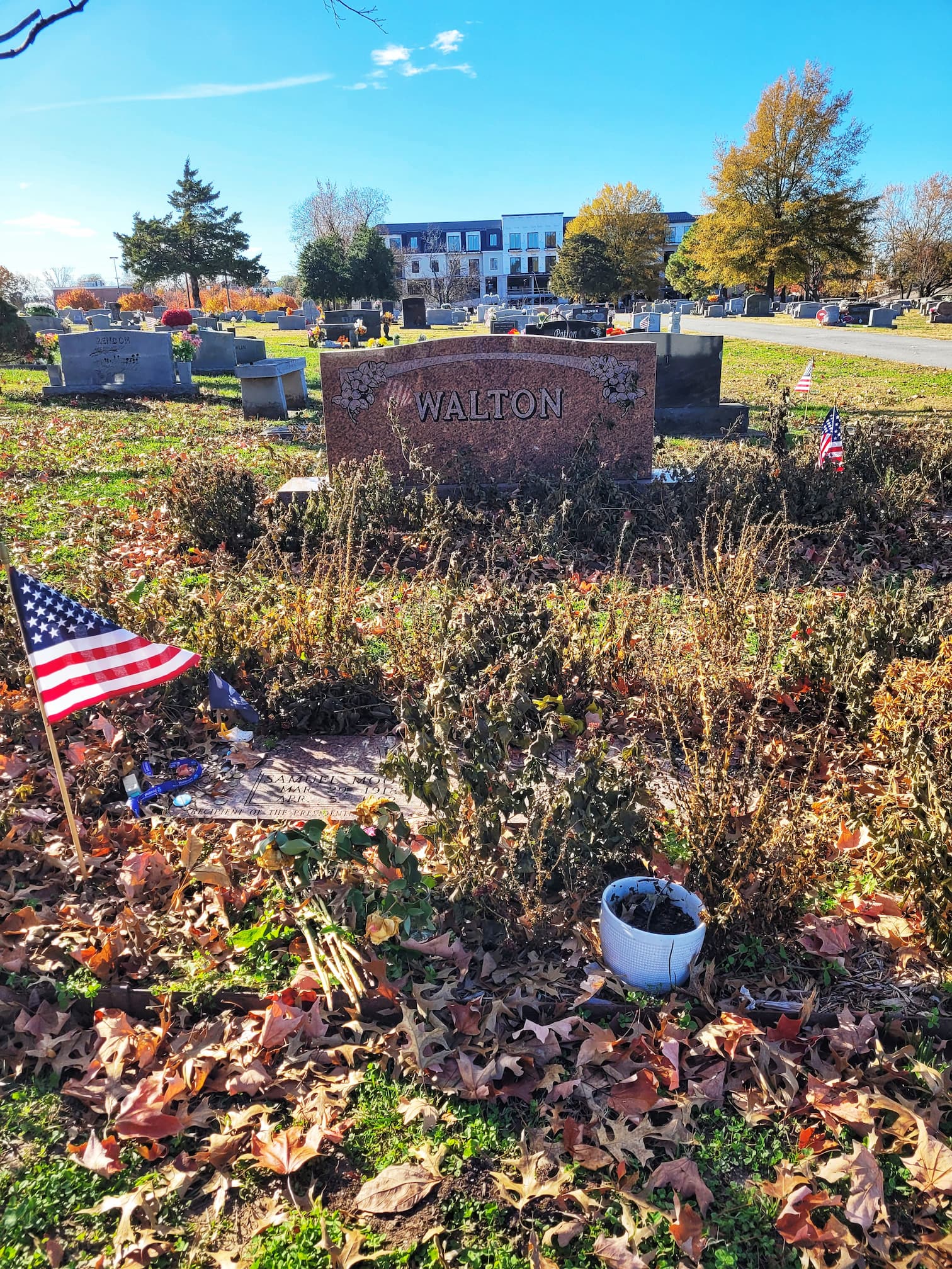 photo of sam walton's grave