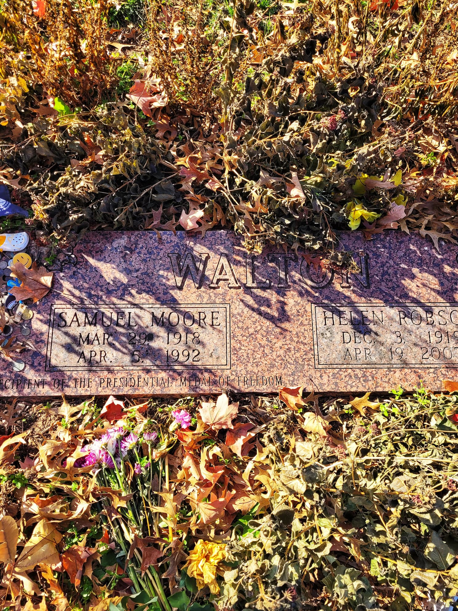 photo of sam walton's gravesite